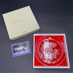 Hoya T. Yamamoto Flower of the Month December Cyclamen Crystal Relief Plate 8.5"